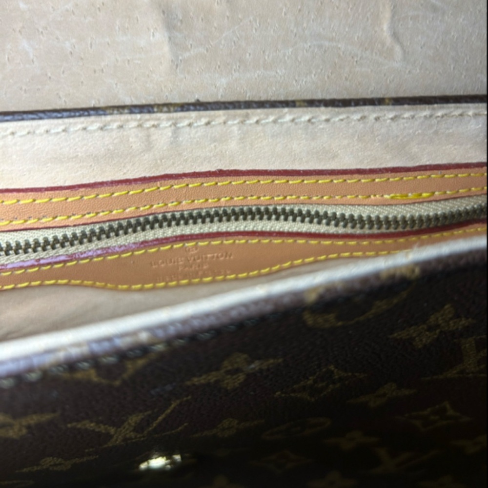 Handbag 👜 - Picture 2 of 2